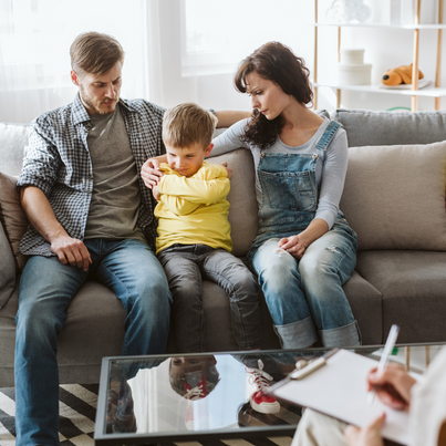 Familia en sesión de terapia familiar